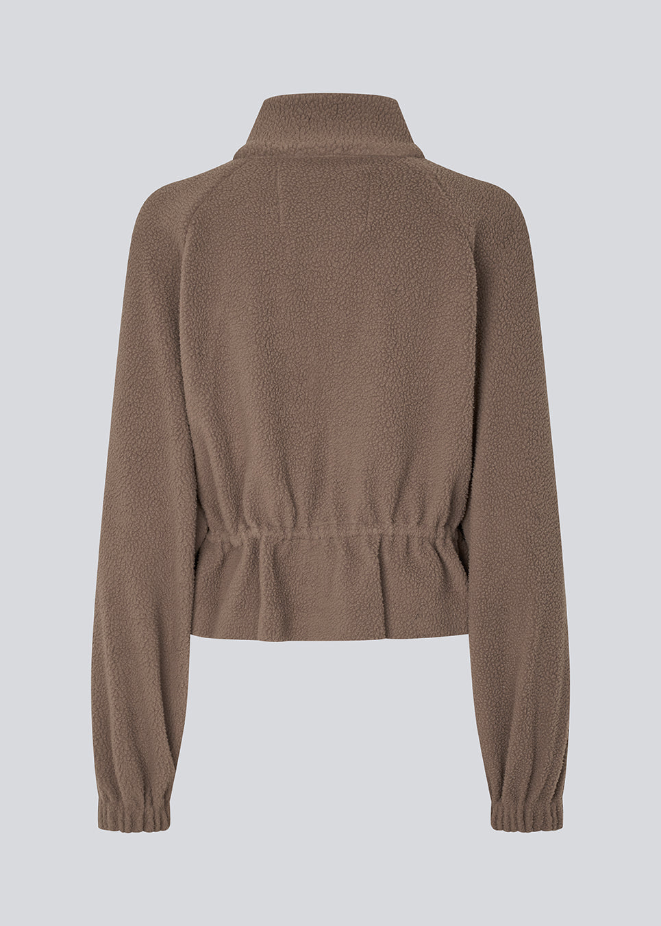 Fleecetrøje med moderne, sporty detaljer. BadraMD Jacket er fremstillet i 100% genanvendt polyester og har lynlåslukning, diskret brystlogo, elastik ved ærmerne og justerbar snor i taljen.