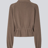 Fleecetrøje med moderne, sporty detaljer. BadraMD Jacket er fremstillet i 100% genanvendt polyester og har lynlåslukning, diskret brystlogo, elastik ved ærmerne og justerbar snor i taljen.