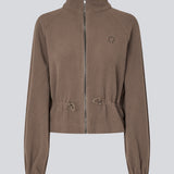 Fleecetrøje med moderne, sporty detaljer. BadraMD Jacket er fremstillet i 100% genanvendt polyester og har lynlåslukning, diskret brystlogo, elastik ved ærmerne og justerbar snor i taljen.