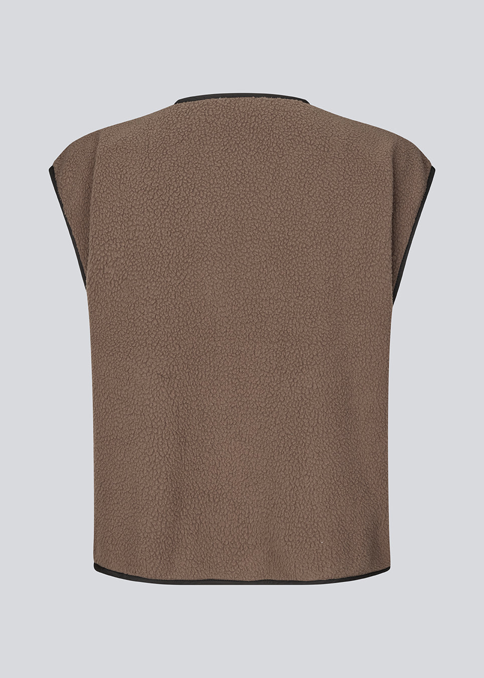 Fleecet vest med diskret brystlogo. BadraMD Vest har trykknapper, kontrastkant og rund halsudskæring - en sporty og trendy layering-piece, perfekt til et cool lag-på-lag look.