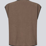 Fleecet vest med diskret brystlogo. BadraMD Vest har trykknapper, kontrastkant og rund halsudskæring - en sporty og trendy layering-piece, perfekt til et cool lag-på-lag look.