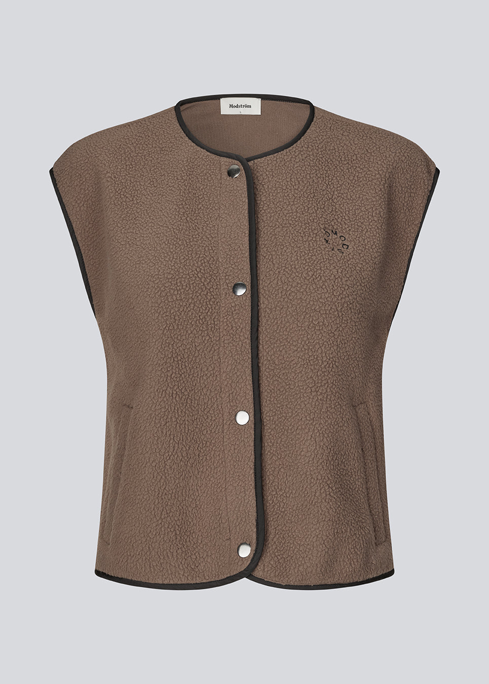 Fleecet vest med diskret brystlogo. BadraMD Vest har trykknapper, kontrastkant og rund halsudskæring - en sporty og trendy layering-piece, perfekt til et cool lag-på-lag look.