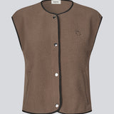Fleecet vest med diskret brystlogo. BadraMD Vest har trykknapper, kontrastkant og rund halsudskæring - en sporty og trendy layering-piece, perfekt til et cool lag-på-lag look.