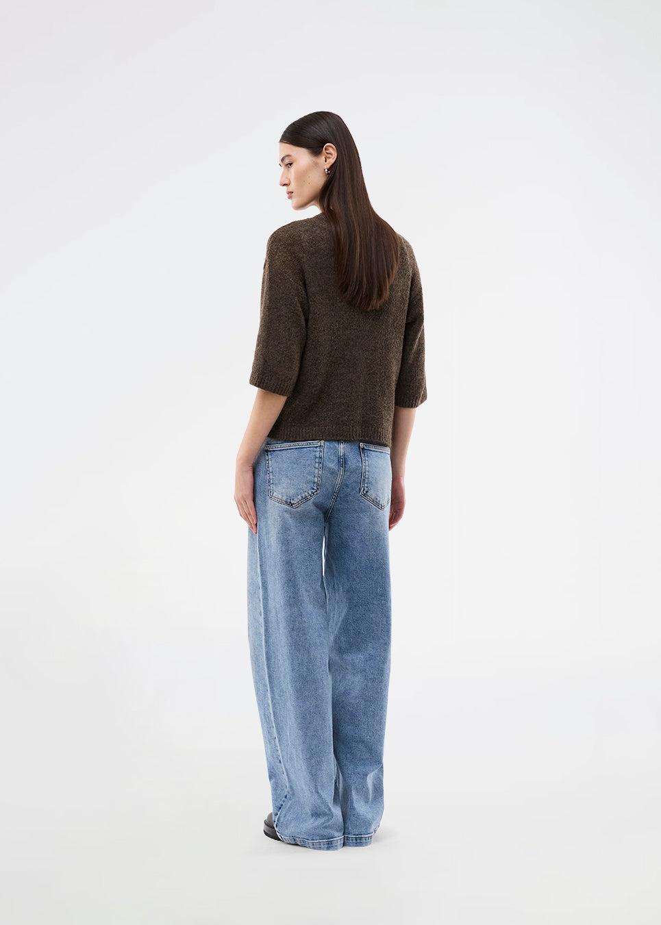 3/4-ærmet cardigan i let, blød strik. BailorMD Cardigan har ribkanter, knappelukning og en afslappet pasform – perfekt alene eller som trendy lag-på-lag styling.