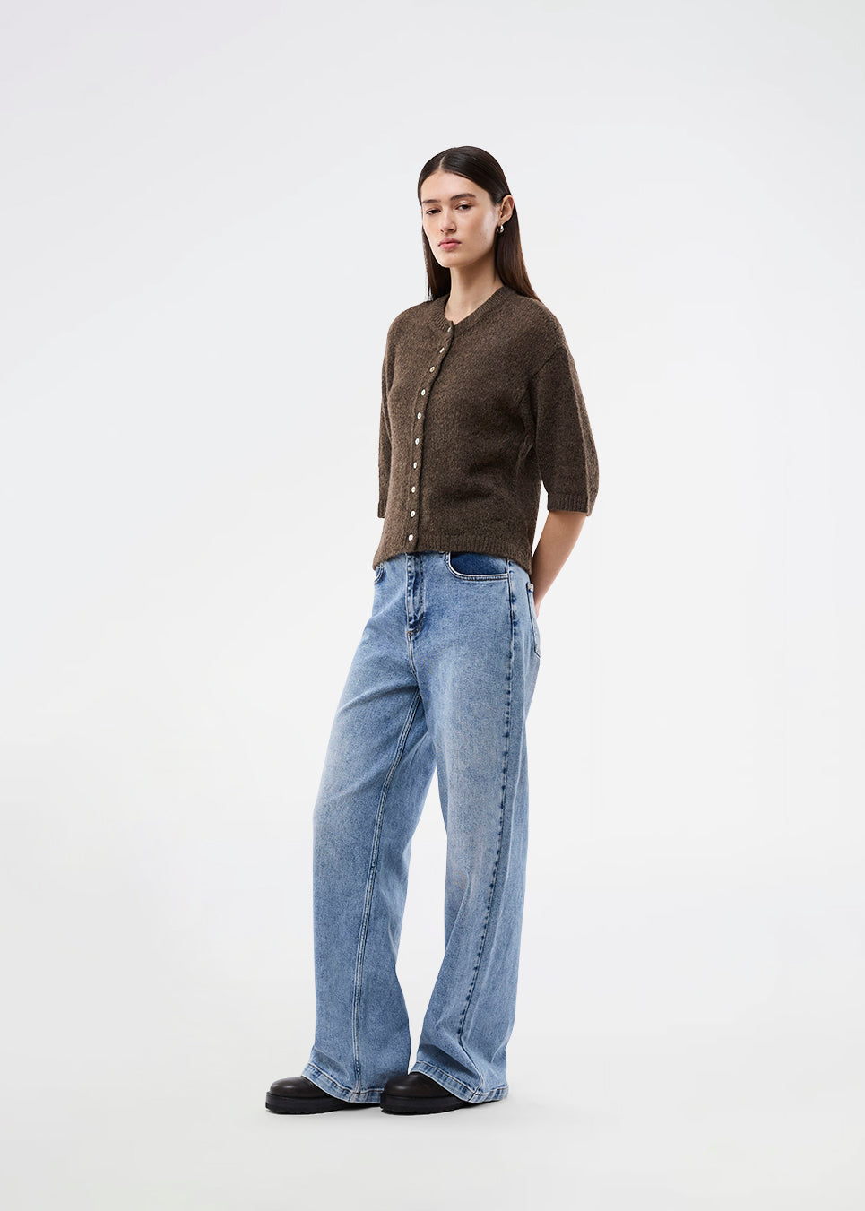 3/4-ærmet cardigan i let, blød strik. BailorMD Cardigan har ribkanter, knappelukning og en afslappet pasform – perfekt alene eller som trendy lag-på-lag styling.
