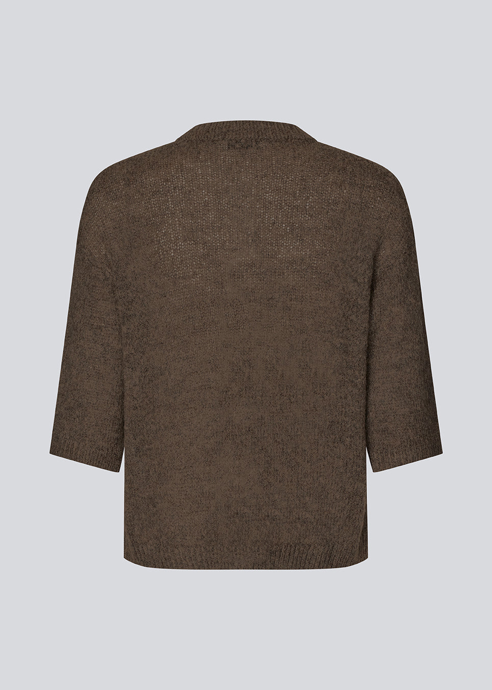 3/4-ærmet cardigan i let, blød strik. BailorMD Cardigan har ribkanter, knappelukning og en afslappet pasform – perfekt alene eller som trendy lag-på-lag styling.