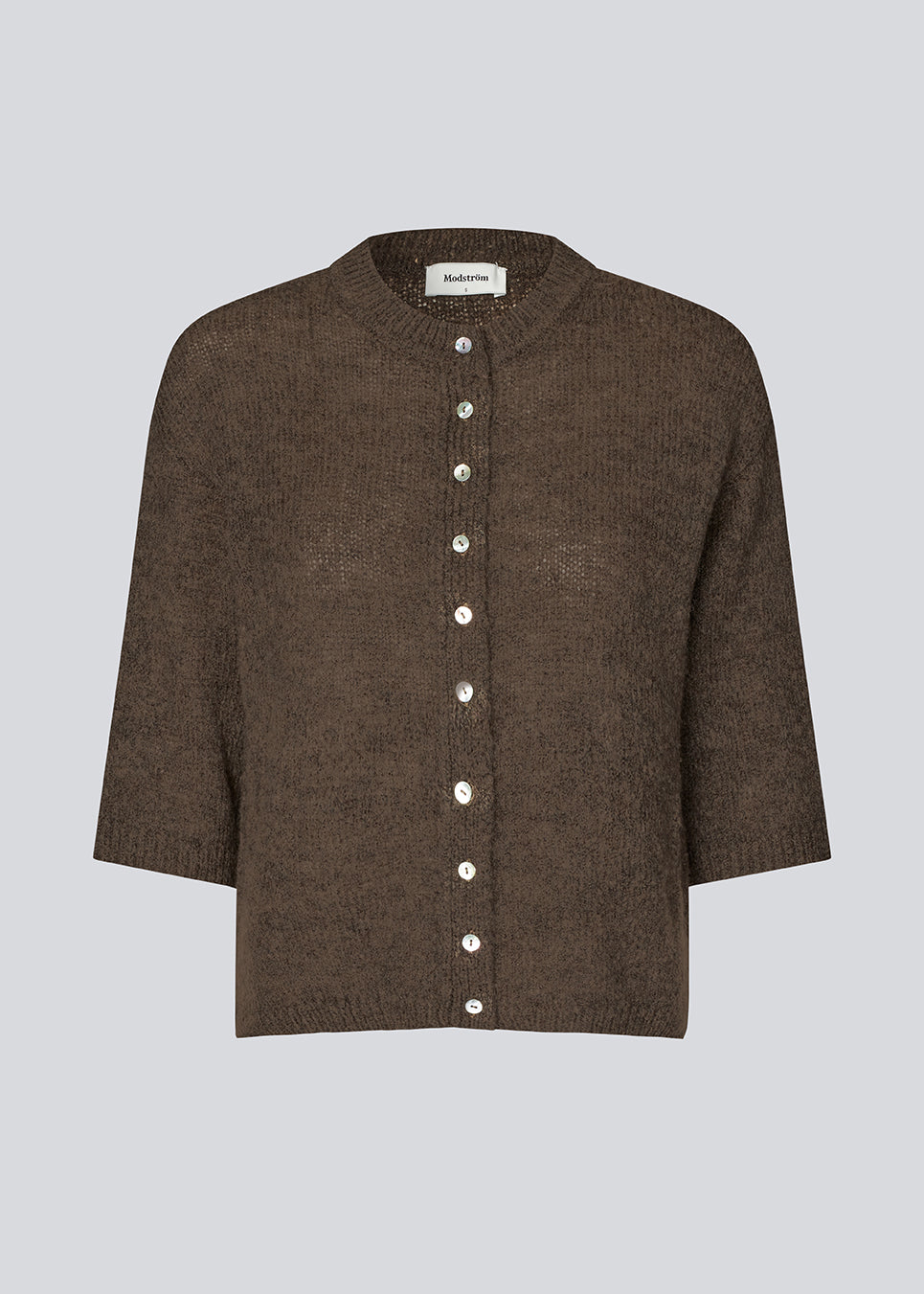 3/4-ærmet cardigan i let, blød strik. BailorMD Cardigan har ribkanter, knappelukning og en afslappet pasform – perfekt alene eller som trendy lag-på-lag styling.