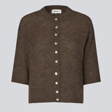 3/4-ærmet cardigan i let, blød strik. BailorMD Cardigan har ribkanter, knappelukning og en afslappet pasform – perfekt alene eller som trendy lag-på-lag styling.