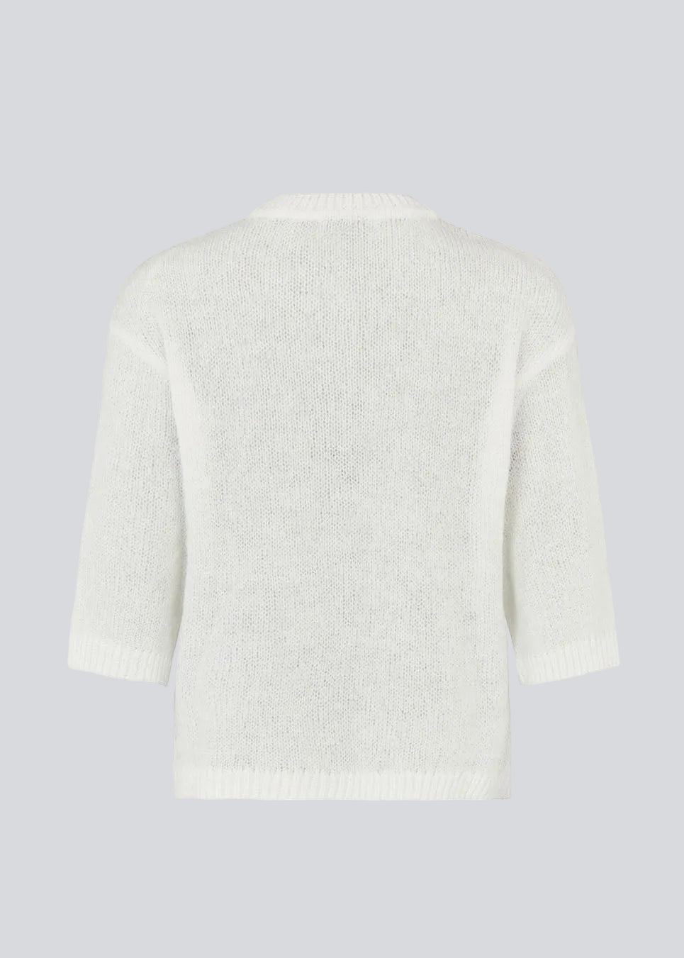 3/4-ærmet cardigan i let, blød strik. BailorMD Cardigan har ribkanter, knappelukning og en afslappet pasform – perfekt alene eller som trendy lag-på-lag styling.