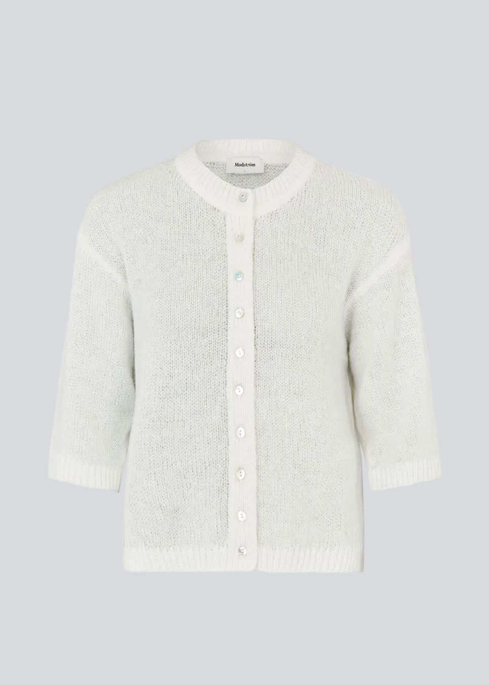 3/4-ærmet cardigan i let, blød strik. BailorMD Cardigan har ribkanter, knappelukning og en afslappet pasform – perfekt alene eller som trendy lag-på-lag styling.