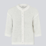 3/4-ærmet cardigan i let, blød strik. BailorMD Cardigan har ribkanter, knappelukning og en afslappet pasform – perfekt alene eller som trendy lag-på-lag styling.