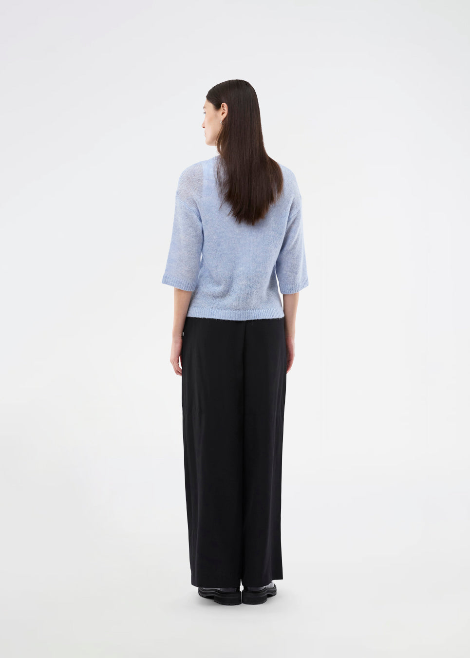 3/4-ærmet cardigan i let, blød strik. BailorMD Cardigan har ribkanter, knappelukning og en afslappet pasform – perfekt alene eller som trendy lag-på-lag styling.