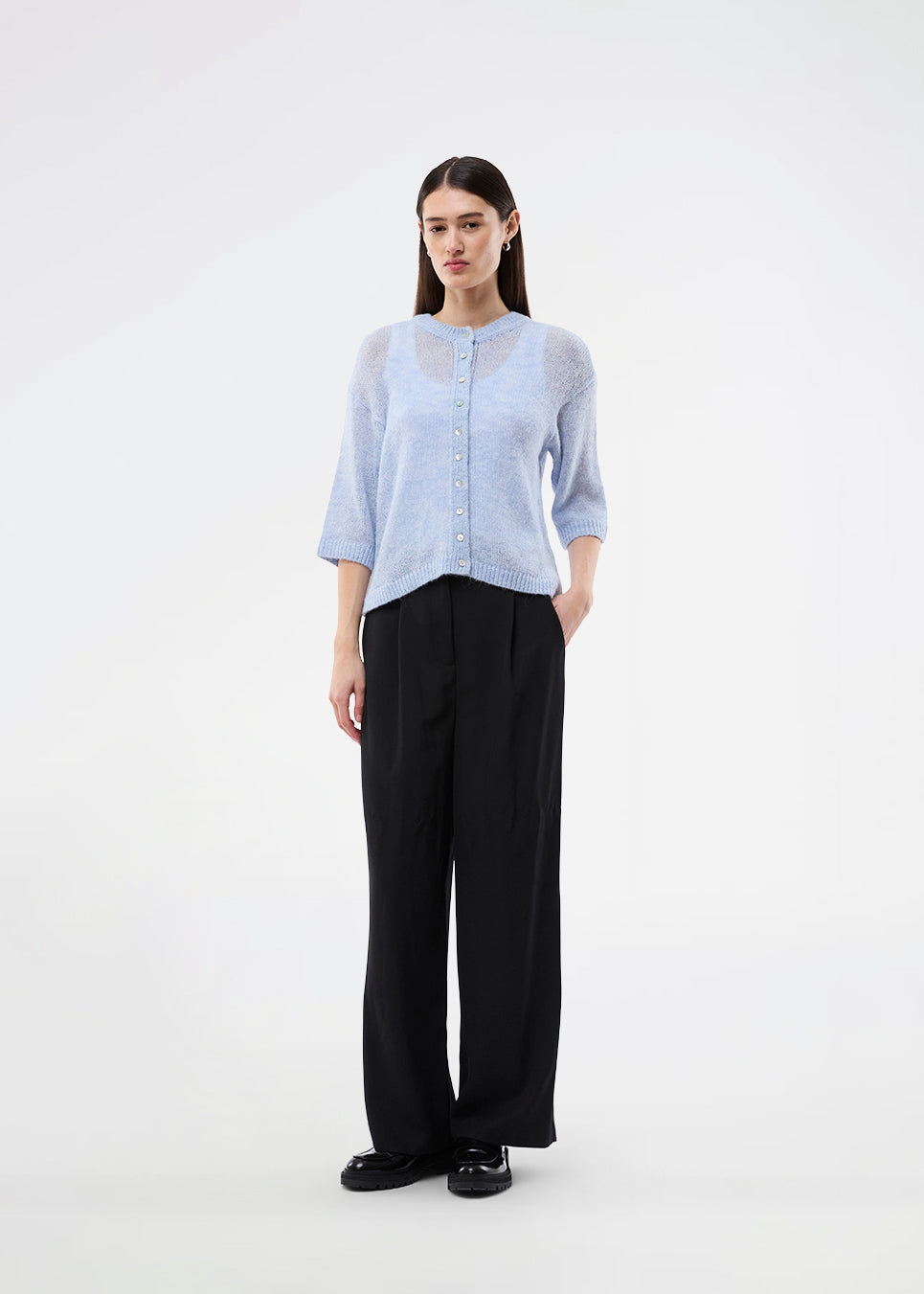 3/4-ærmet cardigan i let, blød strik. BailorMD Cardigan har ribkanter, knappelukning og en afslappet pasform – perfekt alene eller som trendy lag-på-lag styling.