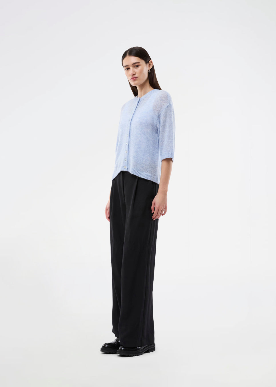 3/4-ærmet cardigan i let, blød strik. BailorMD Cardigan har ribkanter, knappelukning og en afslappet pasform – perfekt alene eller som trendy lag-på-lag styling.