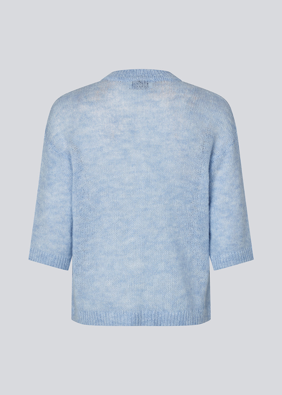3/4-ærmet cardigan i let, blød strik. BailorMD Cardigan har ribkanter, knappelukning og en afslappet pasform – perfekt alene eller som trendy lag-på-lag styling.