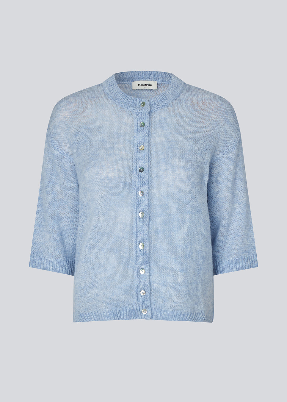 3/4-ærmet cardigan i let, blød strik. BailorMD Cardigan har ribkanter, knappelukning og en afslappet pasform – perfekt alene eller som trendy lag-på-lag styling.