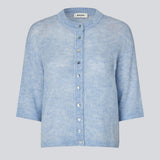3/4-ærmet cardigan i let, blød strik. BailorMD Cardigan har ribkanter, knappelukning og en afslappet pasform – perfekt alene eller som trendy lag-på-lag styling.