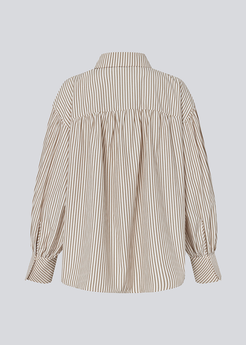 Stribet skjorte med volumøse ærmer. BaldvinMD Shirt har klassisk krave, skjult knappelukning og trendy ballonærmer med manchetter – en chic og stilren statement-top til arbejde og finere anledninger.