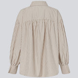 Stribet skjorte med volumøse ærmer. BaldvinMD Shirt har klassisk krave, skjult knappelukning og trendy ballonærmer med manchetter – en chic og stilren statement-top til arbejde og finere anledninger.