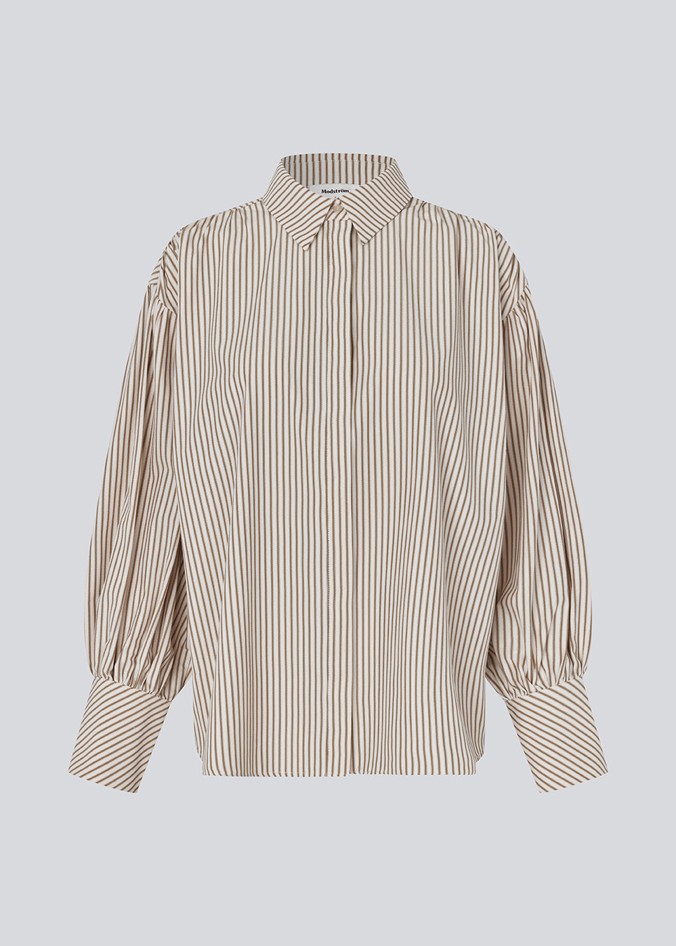 Stribet skjorte med volumøse ærmer. BaldvinMD Shirt har klassisk krave, skjult knappelukning og trendy ballonærmer med manchetter – en chic og stilren statement-top til arbejde og finere anledninger.