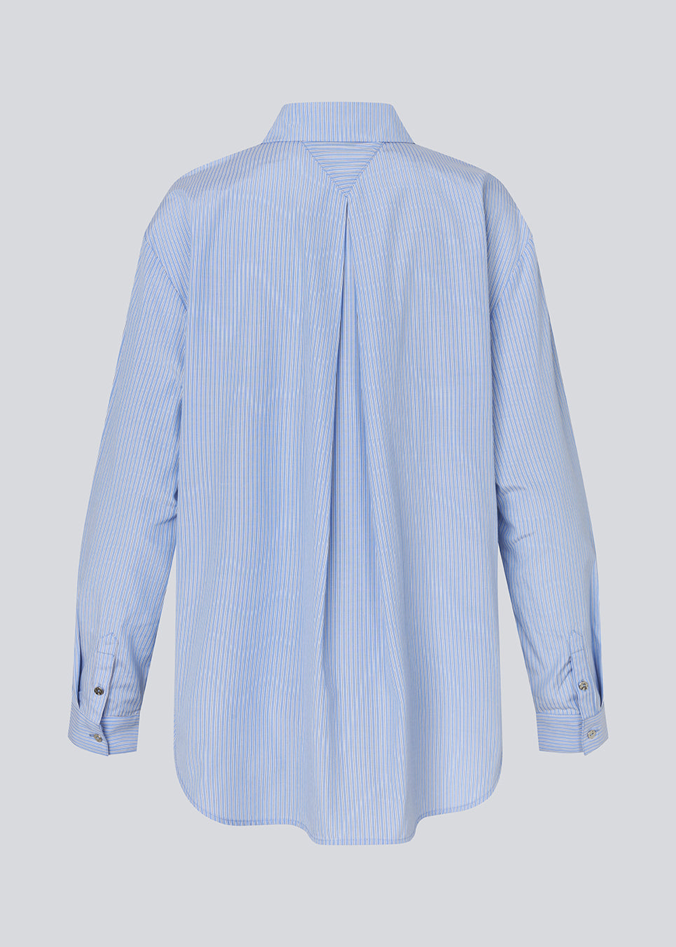 Lang skjorte med pinstribes. BalouMD Shirt har unikke sølvknapper, krave, manchetter og længere bagpå end foran – en stilren og moderne statement-top, fremstillet i 100% genanvendt polyester.