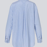 Lang skjorte med pinstribes. BalouMD Shirt har unikke sølvknapper, krave, manchetter og længere bagpå end foran – en stilren og moderne statement-top, fremstillet i 100% genanvendt polyester.