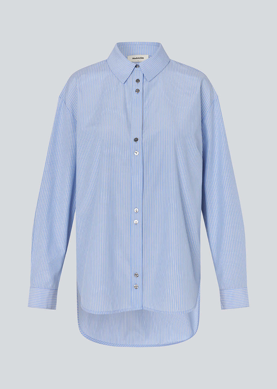 Lang skjorte med pinstribes. BalouMD Shirt har unikke sølvknapper, krave, manchetter og længere bagpå end foran – en stilren og moderne statement-top, fremstillet i 100% genanvendt polyester.