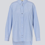 Lang skjorte med pinstribes. BalouMD Shirt har unikke sølvknapper, krave, manchetter og længere bagpå end foran – en stilren og moderne statement-top, fremstillet i 100% genanvendt polyester.