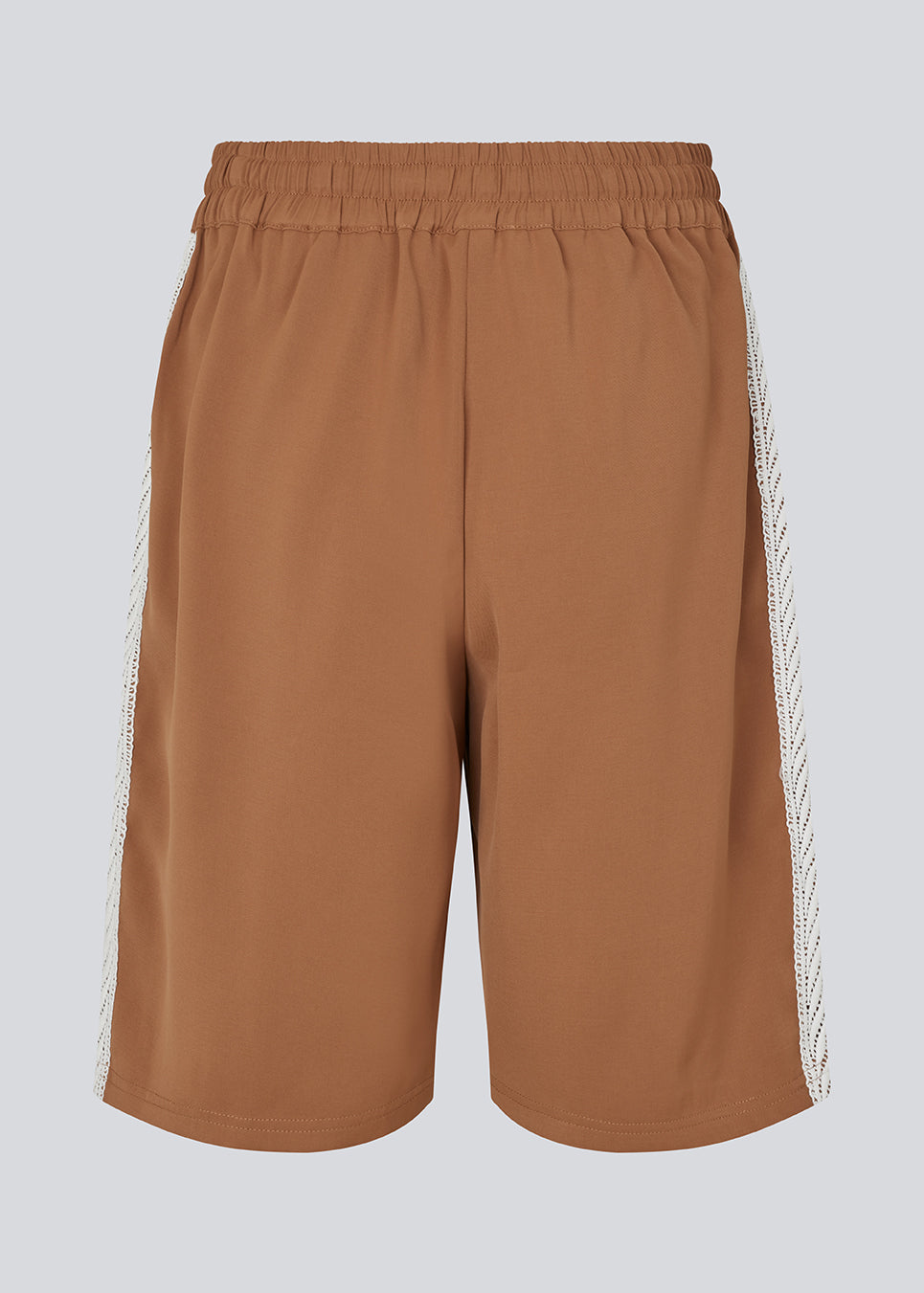 Sporty bermudashorts med mønstret bånd i siderne. BambiMD Shorts har sidelommer og justerbar talje med snøre. Et moderne valg, der kombinerer sporty detaljer med et feminint udtryk.