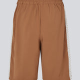 Sporty bermudashorts med mønstret bånd i siderne. BambiMD Shorts har sidelommer og justerbar talje med snøre. Et moderne valg, der kombinerer sporty detaljer med et feminint udtryk.