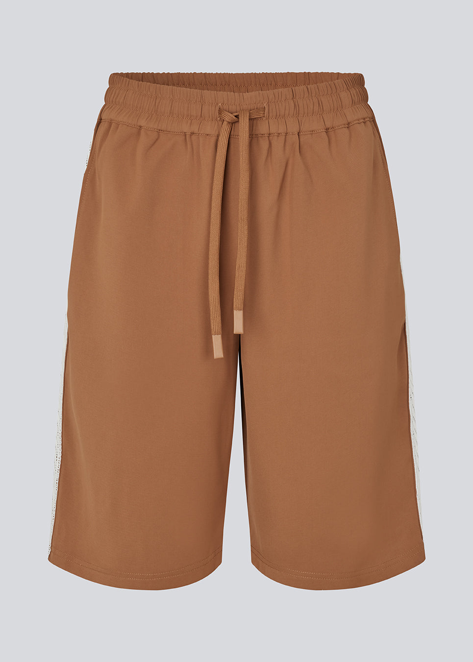 Sporty bermudashorts med mønstret bånd i siderne. BambiMD Shorts har sidelommer og justerbar talje med snøre. Et moderne valg, der kombinerer sporty detaljer med et feminint udtryk.