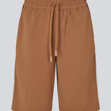 Sporty bermudashorts med mønstret bånd i siderne. BambiMD Shorts har sidelommer og justerbar talje med snøre. Et moderne valg, der kombinerer sporty detaljer med et feminint udtryk.