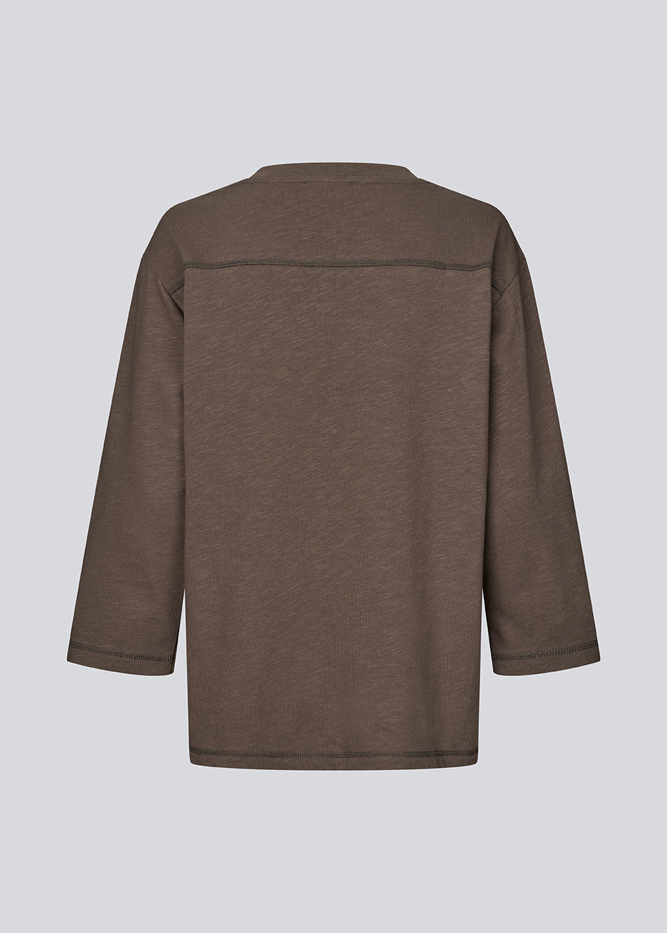 3/4-ærmet tyk t-shirt med logo. BambooMD T-Shirt er fremstillet i 100% økologisk bomuld, har rund hals og løs pasform i et tykt, komfortabelt materiale – en cool og effortless style til hverdagslooks.