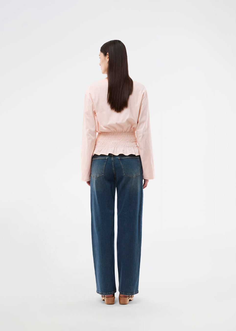 Langærmet t-shirt med smock-detalje i taljen. BariMD LS T-Shirt har logofront, rund hals og kombinerer et sporty look med feminine, flattering detaljer - en trendy og effortless hverdagsfavorit.