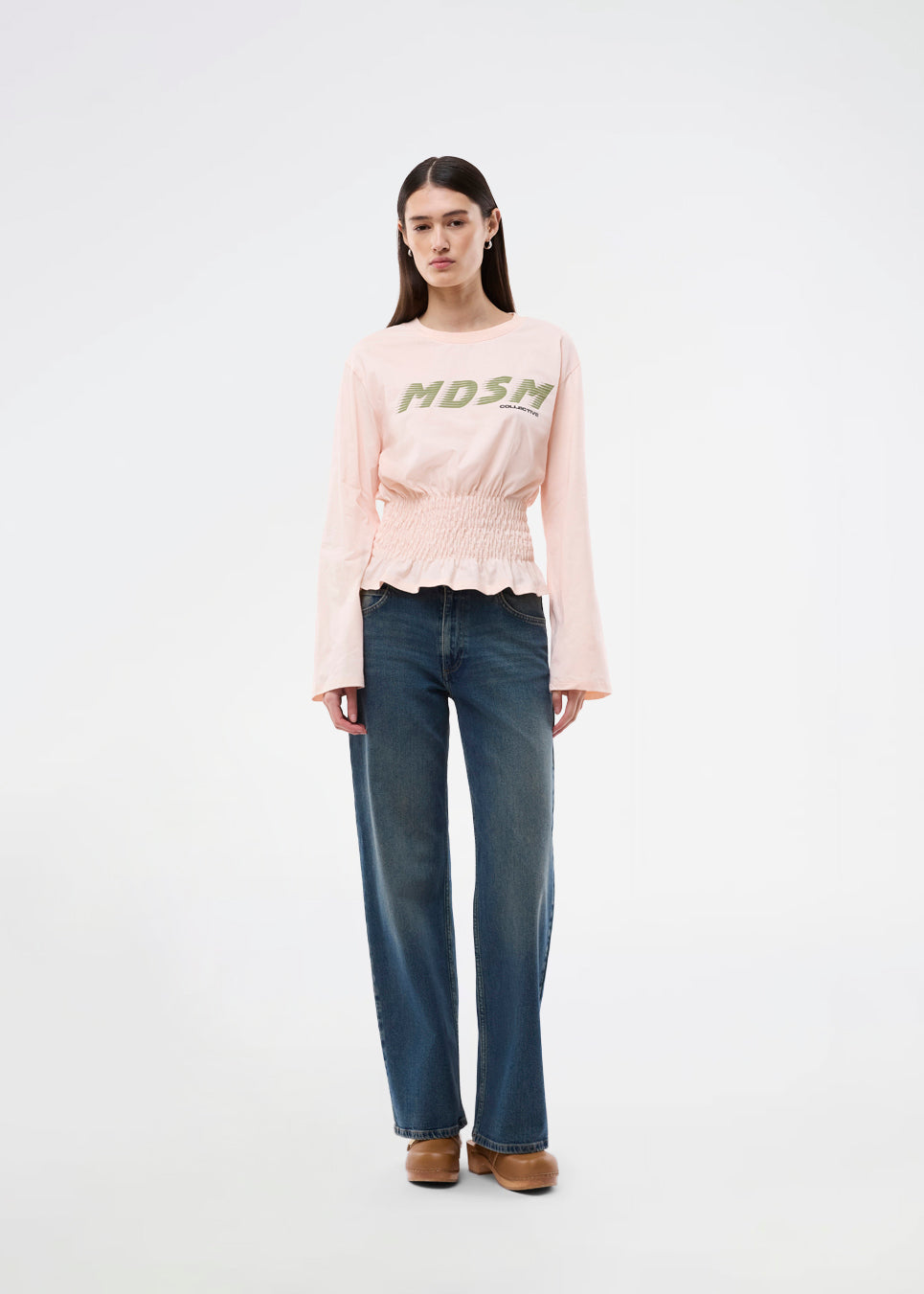 Langærmet t-shirt med smock-detalje i taljen. BariMD LS T-Shirt har logofront, rund hals og kombinerer et sporty look med feminine, flattering detaljer - en trendy og effortless hverdagsfavorit.