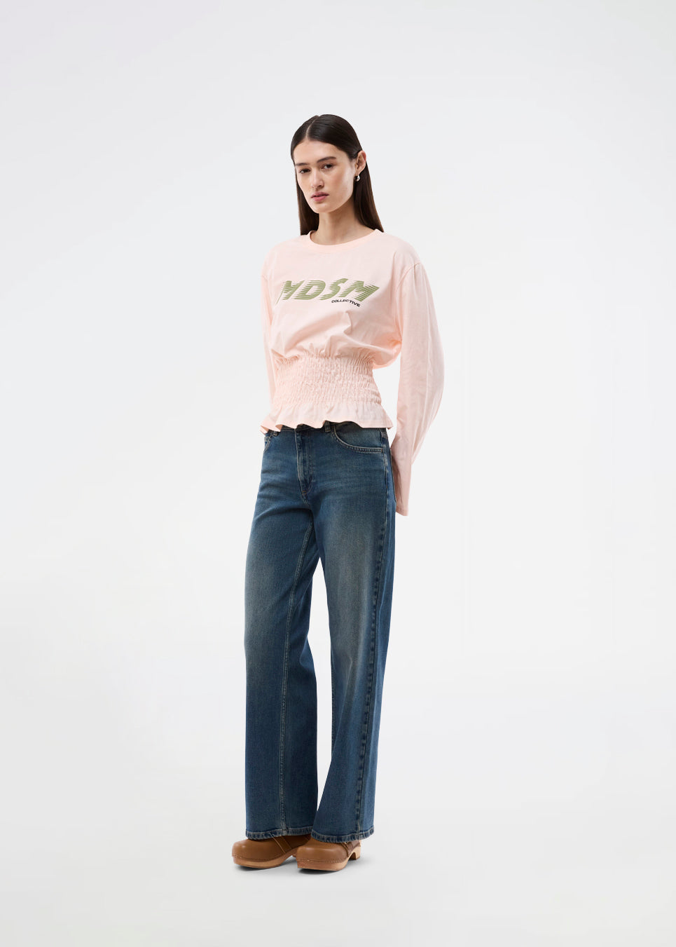 Langærmet t-shirt med smock-detalje i taljen. BariMD LS T-Shirt har logofront, rund hals og kombinerer et sporty look med feminine, flattering detaljer - en trendy og effortless hverdagsfavorit.