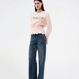 Langærmet t-shirt med smock-detalje i taljen. BariMD LS T-Shirt har logofront, rund hals og kombinerer et sporty look med feminine, flattering detaljer - en trendy og effortless hverdagsfavorit.