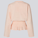 Langærmet t-shirt med smock-detalje i taljen. BariMD LS T-Shirt har logofront, rund hals og kombinerer et sporty look med feminine, flattering detaljer - en trendy og effortless hverdagsfavorit.