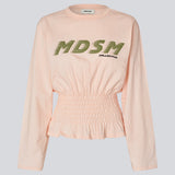 Langærmet t-shirt med smock-detalje i taljen. BariMD LS T-Shirt har logofront, rund hals og kombinerer et sporty look med feminine, flattering detaljer - en trendy og effortless hverdagsfavorit.