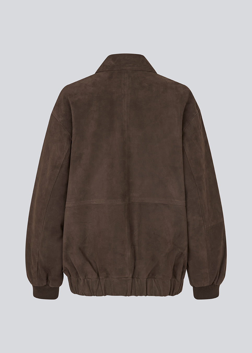 Cool ruskindsjakke med et afslappet udtryk. Barkmd jacket er designet i en oversized pasform med klassisk krave, skjult trykknaplukning og ribkanter ved manchetter og forneden, der giver et moderne bomberinspireret look. De store frontlommer fuldender det funktionelle design og gør jakken til en stilfuld favorit, der kan bruges sæson efter sæson.