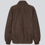 Cool ruskindsjakke med et afslappet udtryk. Barkmd jacket er designet i en oversized pasform med klassisk krave, skjult trykknaplukning og ribkanter ved manchetter og forneden, der giver et moderne bomberinspireret look. De store frontlommer fuldender det funktionelle design og gør jakken til en stilfuld favorit, der kan bruges sæson efter sæson.
