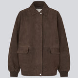 Cool ruskindsjakke med et afslappet udtryk. Barkmd jacket er designet i en oversized pasform med klassisk krave, skjult trykknaplukning og ribkanter ved manchetter og forneden, der giver et moderne bomberinspireret look. De store frontlommer fuldender det funktionelle design og gør jakken til en stilfuld favorit, der kan bruges sæson efter sæson.