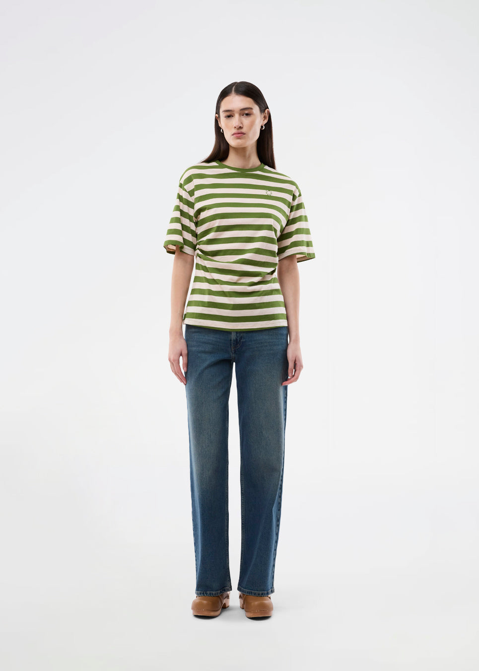 Figursyet stribet t-shirt med diskret brystlogo. Barneymd T-Shirt har korte, brede ærmer, rund halsudskæring og flatterende rynkesyninger i siden – en chic og sporty must-have til den stilrene garderobe.
 