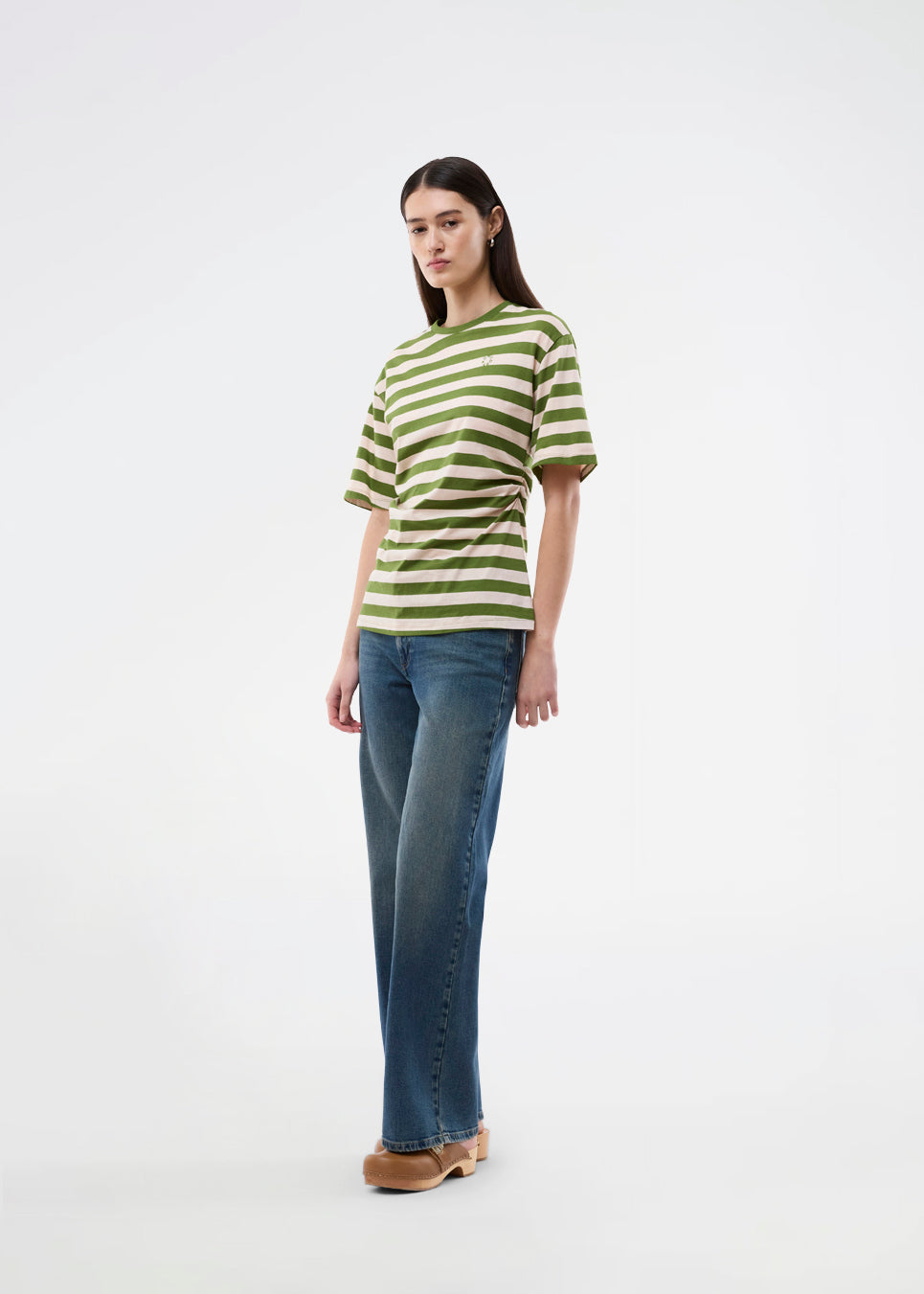 Figursyet stribet t-shirt med diskret brystlogo. Barneymd T-Shirt har korte, brede ærmer, rund halsudskæring og flatterende rynkesyninger i siden – en chic og sporty must-have til den stilrene garderobe.
 