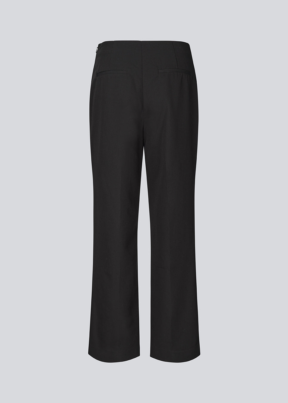 Klassiske habitbukser med snørredetalje. Beamd Pants har lige ben, lynlåslukning og en edgy snørredetalje foran.Det rene snit giver et skarpt, moderne udtryk med et twist. Fremstillet i 78% genanvendt polyester for et mere ansvarligt valg.