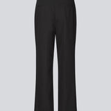 Klassiske habitbukser med snørredetalje. Beamd Pants har lige ben, lynlåslukning og en edgy snørredetalje foran.Det rene snit giver et skarpt, moderne udtryk med et twist. Fremstillet i 78% genanvendt polyester for et mere ansvarligt valg.