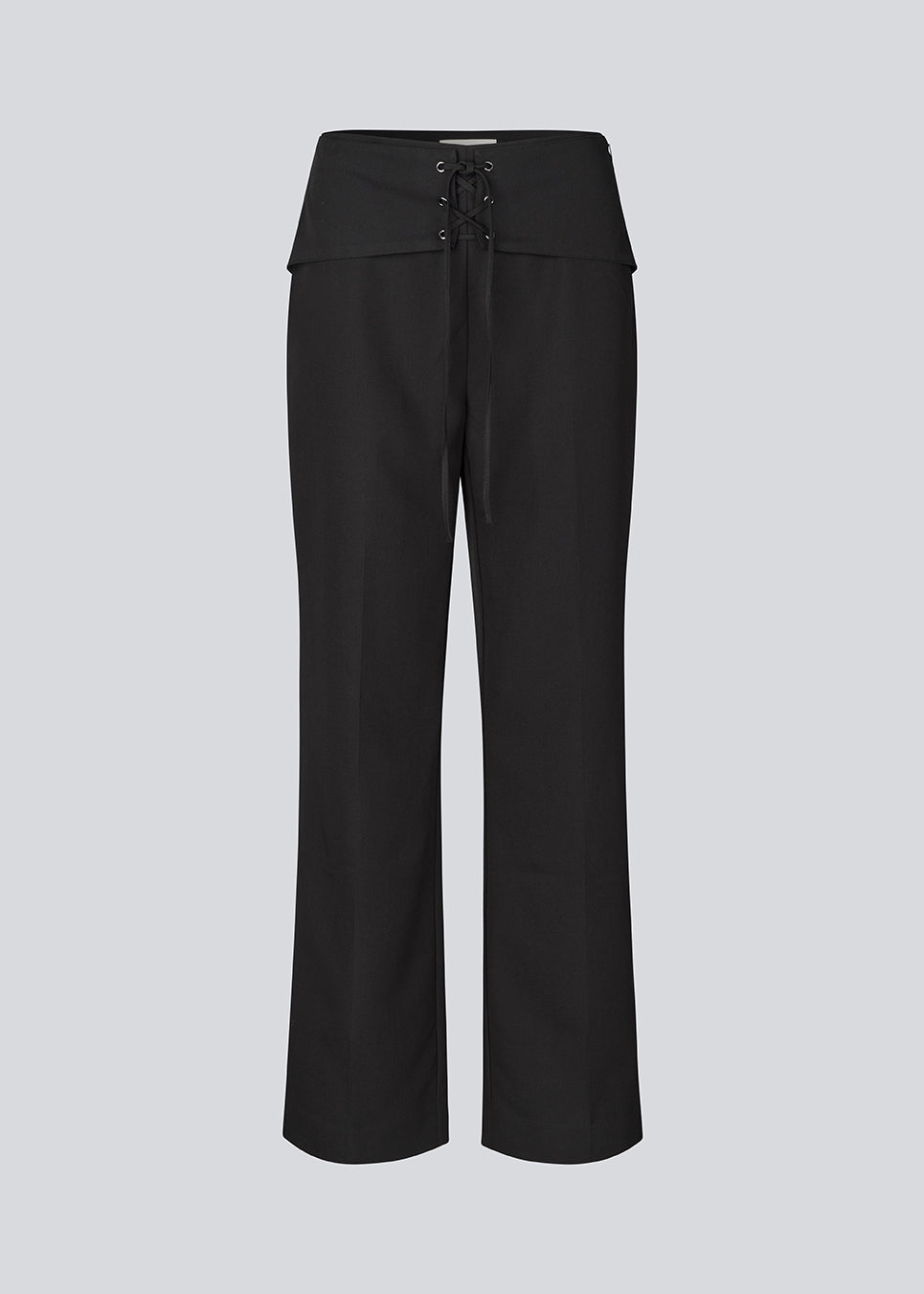 Klassiske habitbukser med snørredetalje. Beamd Pants har lige ben, lynlåslukning og en edgy snørredetalje foran.Det rene snit giver et skarpt, moderne udtryk med et twist. Fremstillet i 78% genanvendt polyester for et mere ansvarligt valg.
