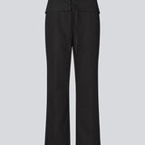 Klassiske habitbukser med snørredetalje. Beamd Pants har lige ben, lynlåslukning og en edgy snørredetalje foran.Det rene snit giver et skarpt, moderne udtryk med et twist. Fremstillet i 78% genanvendt polyester for et mere ansvarligt valg.