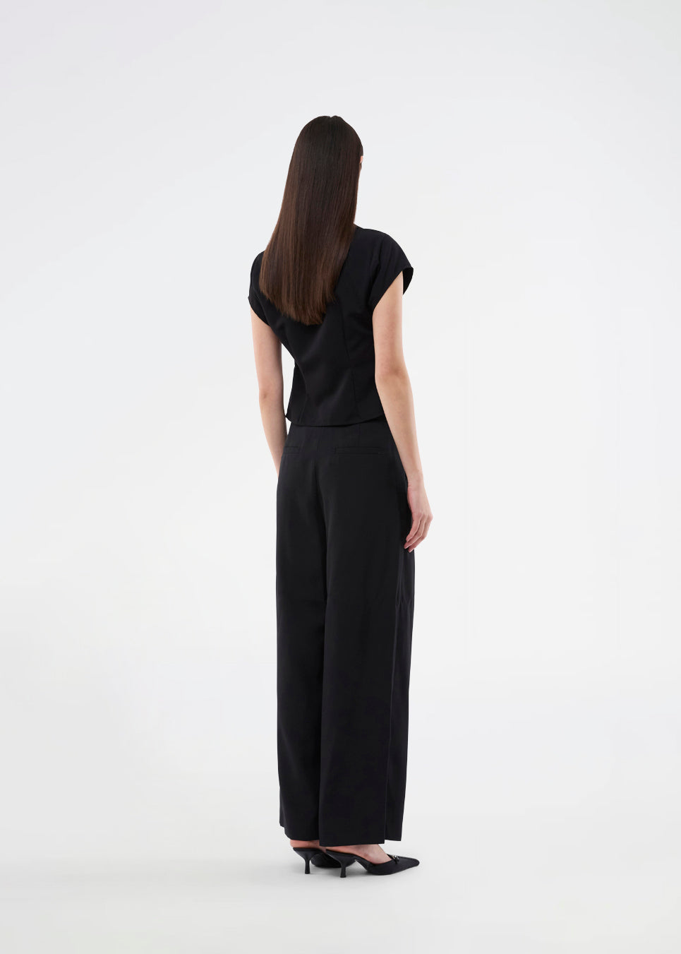 Feminin figursyet top. BeamMD Top har skjortekrave, korte ærmer, V-udskæring og lynlåslukning fortil med rynkedetalje – en flatterende og trendy style, perfekt til at tage dig fra dag til aften.