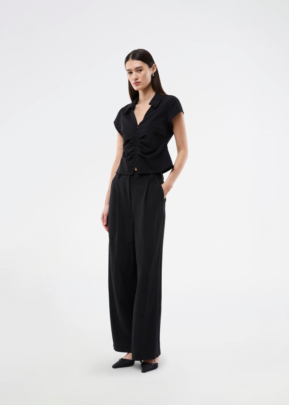 Feminin figursyet top. BeamMD Top har skjortekrave, korte ærmer, V-udskæring og lynlåslukning fortil med rynkedetalje – en flatterende og trendy style, perfekt til at tage dig fra dag til aften.